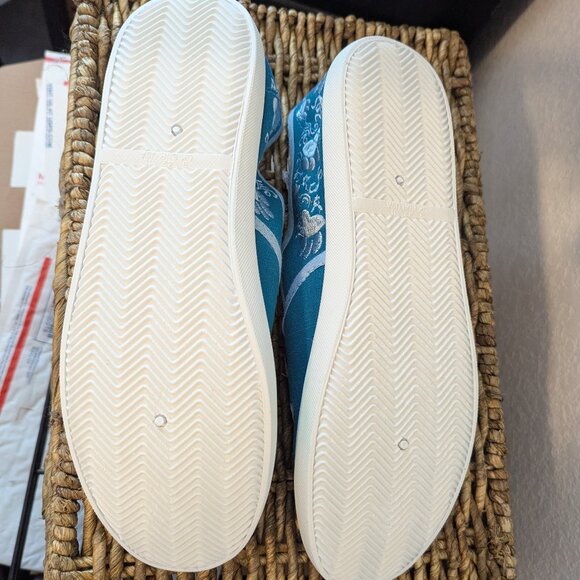 NWT Paws Aplenty Embroidered Turquoise Canvas Slip-On / Women's Size 11 - Picture 4 of 9